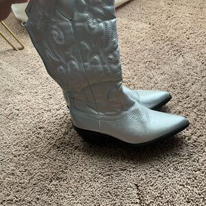 Stylish White Western Boots